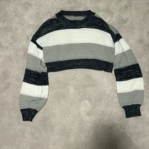 size small white gray and black cropped sweater
